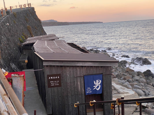 温泉観光スポット情報!【北川温泉 黒根岩風呂】 海抜0メートル、波打ち際の源泉かけ流し露天風呂。開放感抜群の絶景に潮風が漂う中、湯守りが管理する、北川温泉の名湯を愉しむ