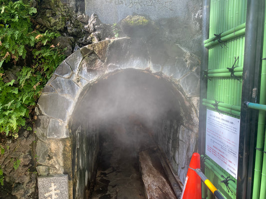 温泉観光スポット情報！【熱海伊豆山　走り湯】　1200年前に発見された、日本三大古泉に認定されているスポット。横穴式源泉という、稀有な温泉を見ながら、歴史と触れ合う。